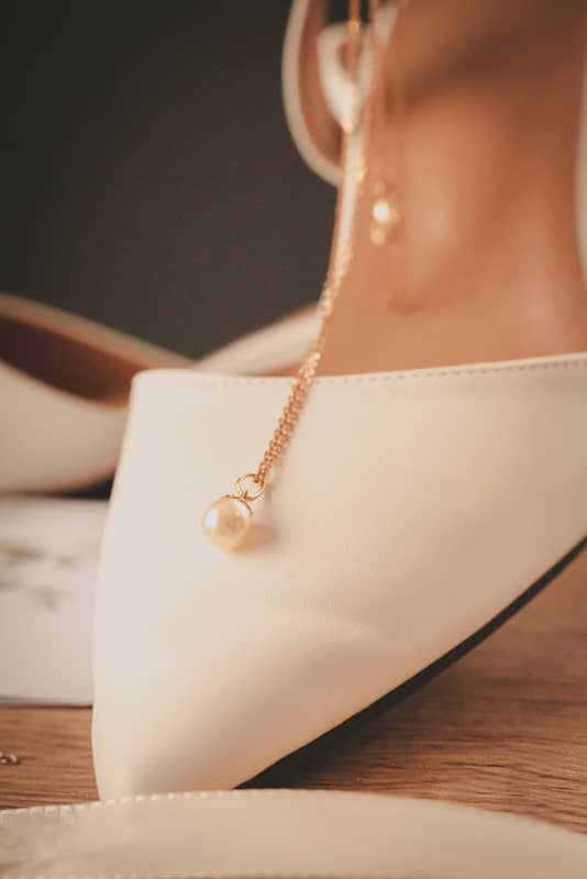 Préparatifs de mariage : chaussure de mariée couleur crème avec bijou