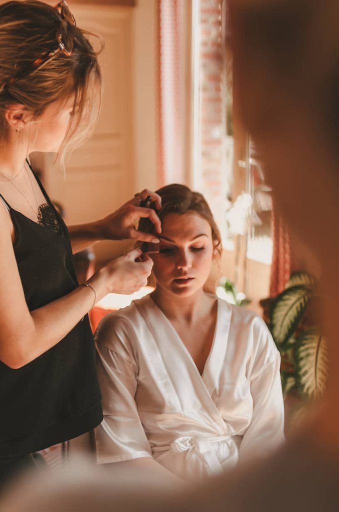 Préparatifs de mariage : maquillage des yeux de la mariée