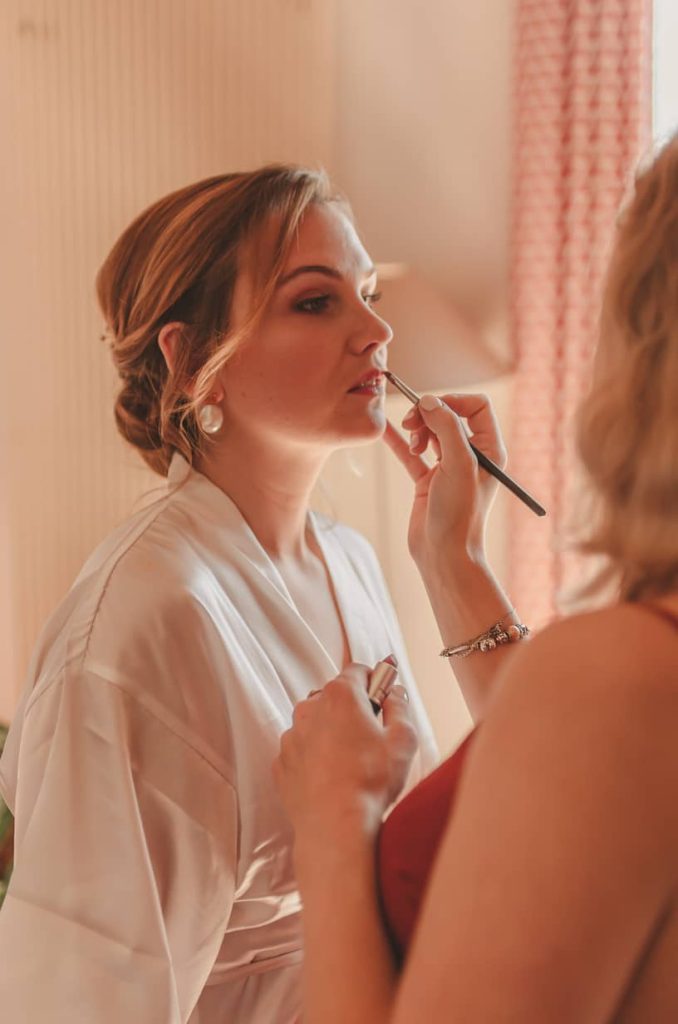 Préparatifs de mariage : maquillage des lèvres de la mariée