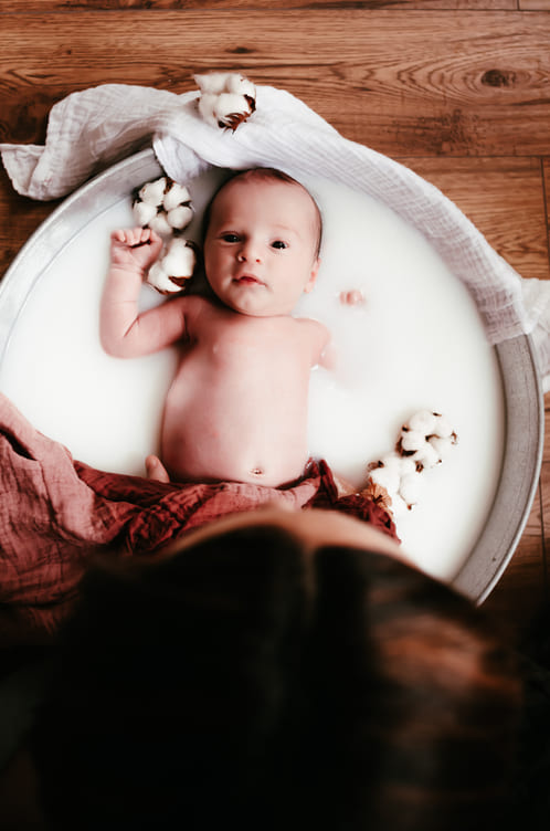 photographe de famille - séance nouveau né - bain de lait bébé