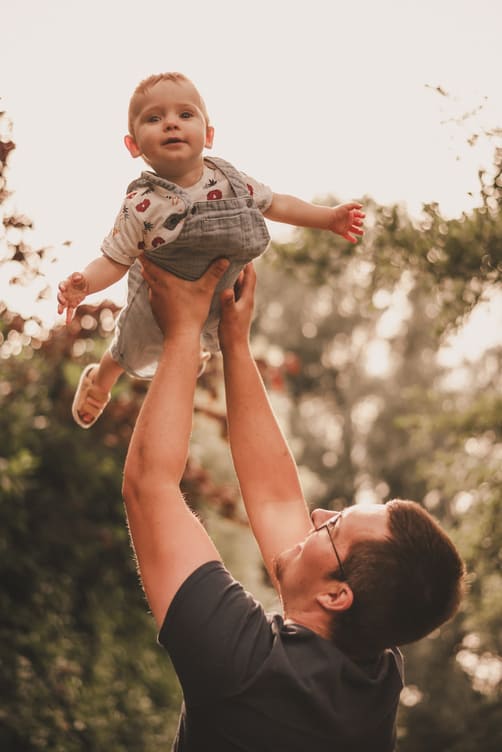 photographe de famille - séance famille - papa portant son enfant dans les airs