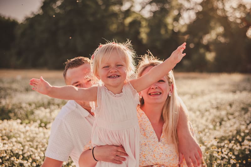 photographe de famille - séance famille - parents et enfant dans les champs
