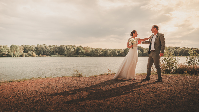 photographe professionnel avec les mariés au bord de l'eau et ombres
