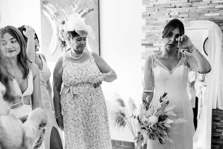 Quatre personnes dans une pièce décorée modernement, célébrant un mariage