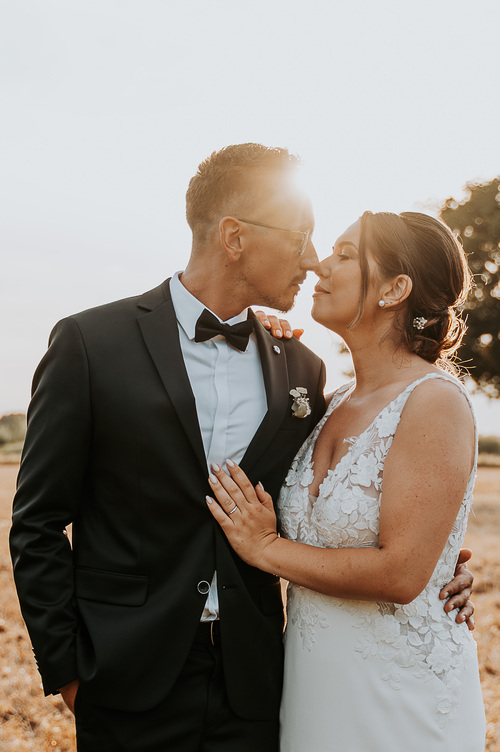 Portrait romantique des mariés Rachel et Arthur au coucher du soleil, illustrant un avis client pour Benoit Delattre, photographe dans le Nord.