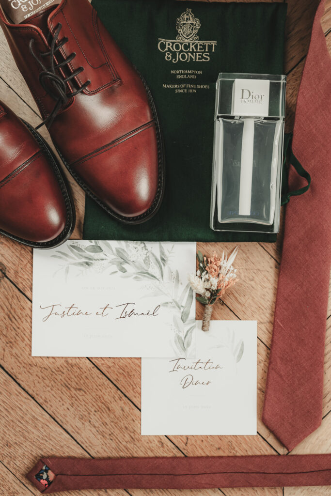 Accessoires du marié avec chaussures Crockett and Jones, parfum Dior et cravate.