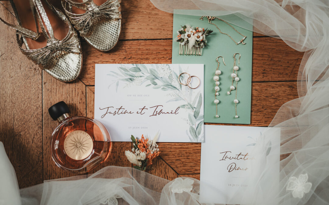 Sublimes détails de mariage avec alliances, parfum et papeterie capturés par le photographe Benoit Delattre dans le Nord.