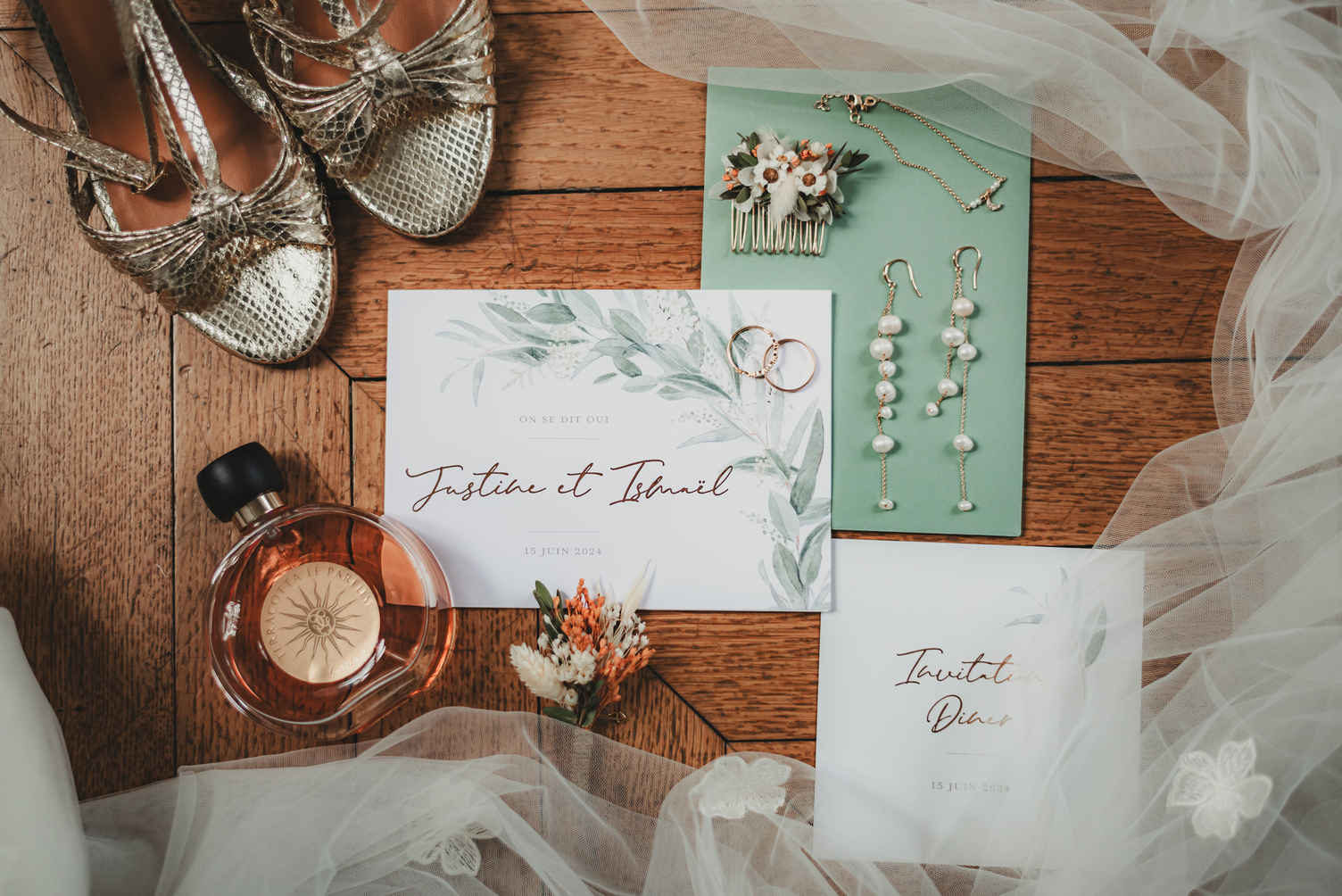 Sublimes détails de mariage avec alliances, parfum et papeterie capturés par le photographe Benoit Delattre dans le Nord.